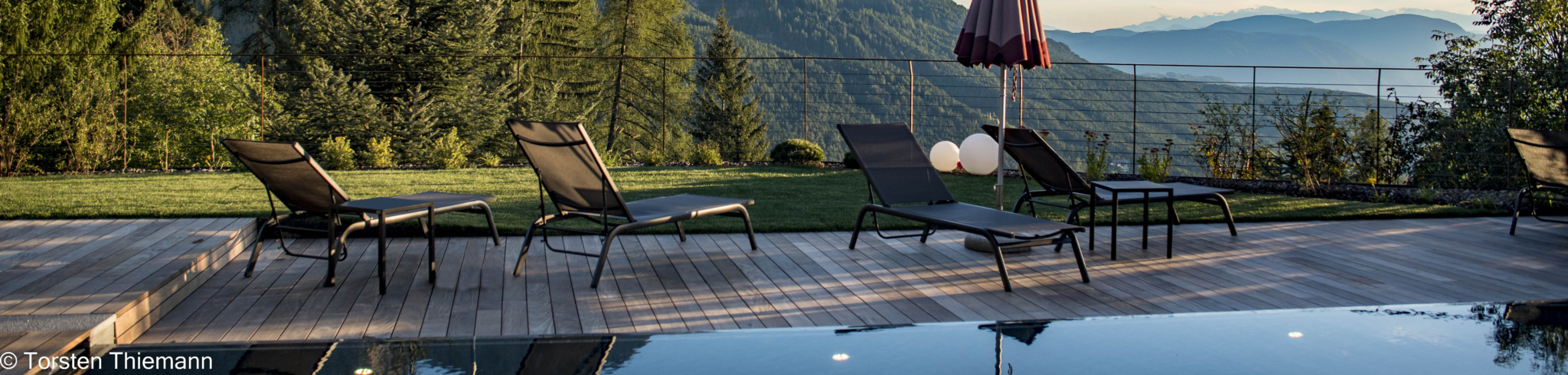 Foto eines Hotelpools mit Blick auf die Berge