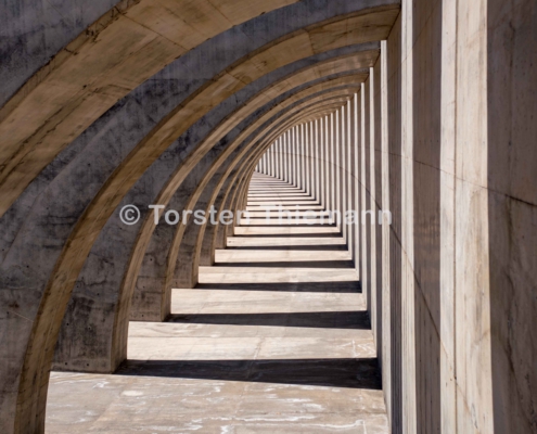 Beton-Art-1 Weg aus Betonbögen im Hafen von Tazacorte auf La Palma. Licht und Schatten.
