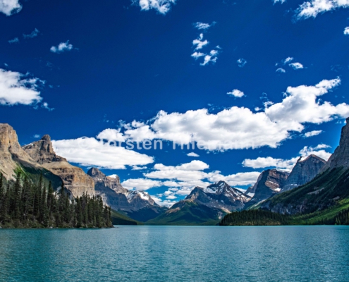 Lakeview-4 Bergsee in der Nähe von Jasper in Kanada. Berge im Hintergrund. Blauer Himmel mit weißen Wolken.