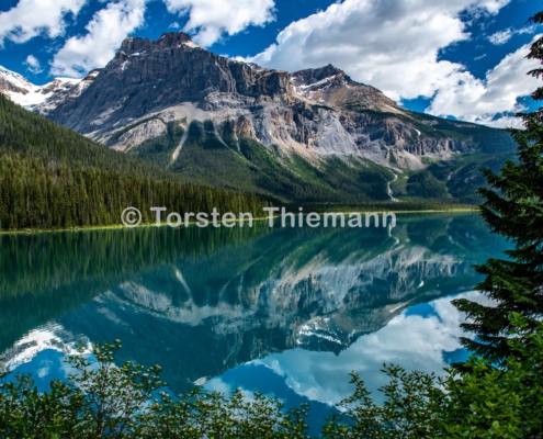 Reflection-1 Spiegelung in einem Bergsee in der Nähe von Banff in Kanada. Berge im Hintergrund. Emerald Lake.