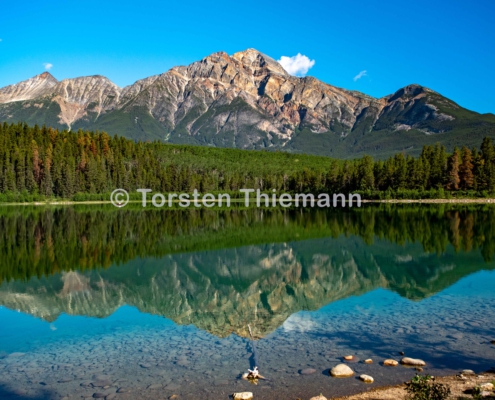 Reflection-3 Spiegelung in einem Bergsee in der Nähe von Jasper in Kanada