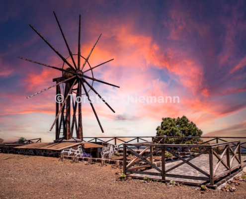 Windmill Windmühle auf La Palma mit rotblauer Wolkenbildung