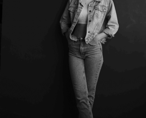 Portraits Fotografie Modell Marie-Denise im Jeansanzug in schwarzweiß fotografiert