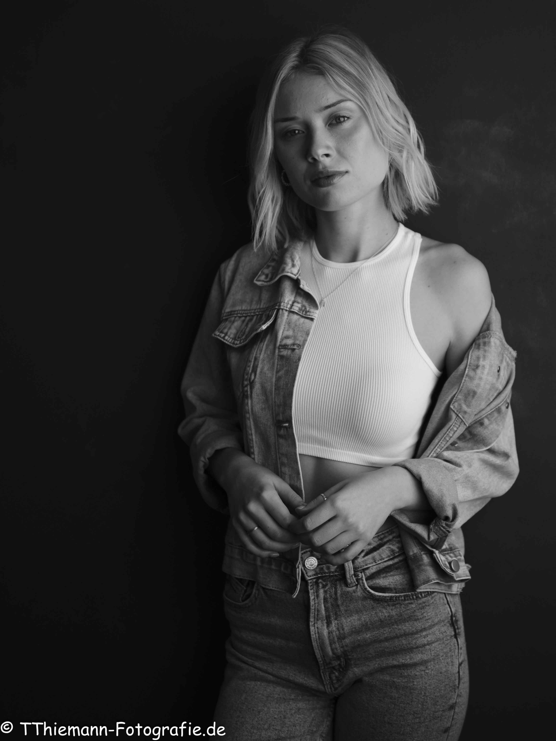 Portraits Fotografie Modell Marie-Denise Jeansanzug in schwarzweiß fotografiert