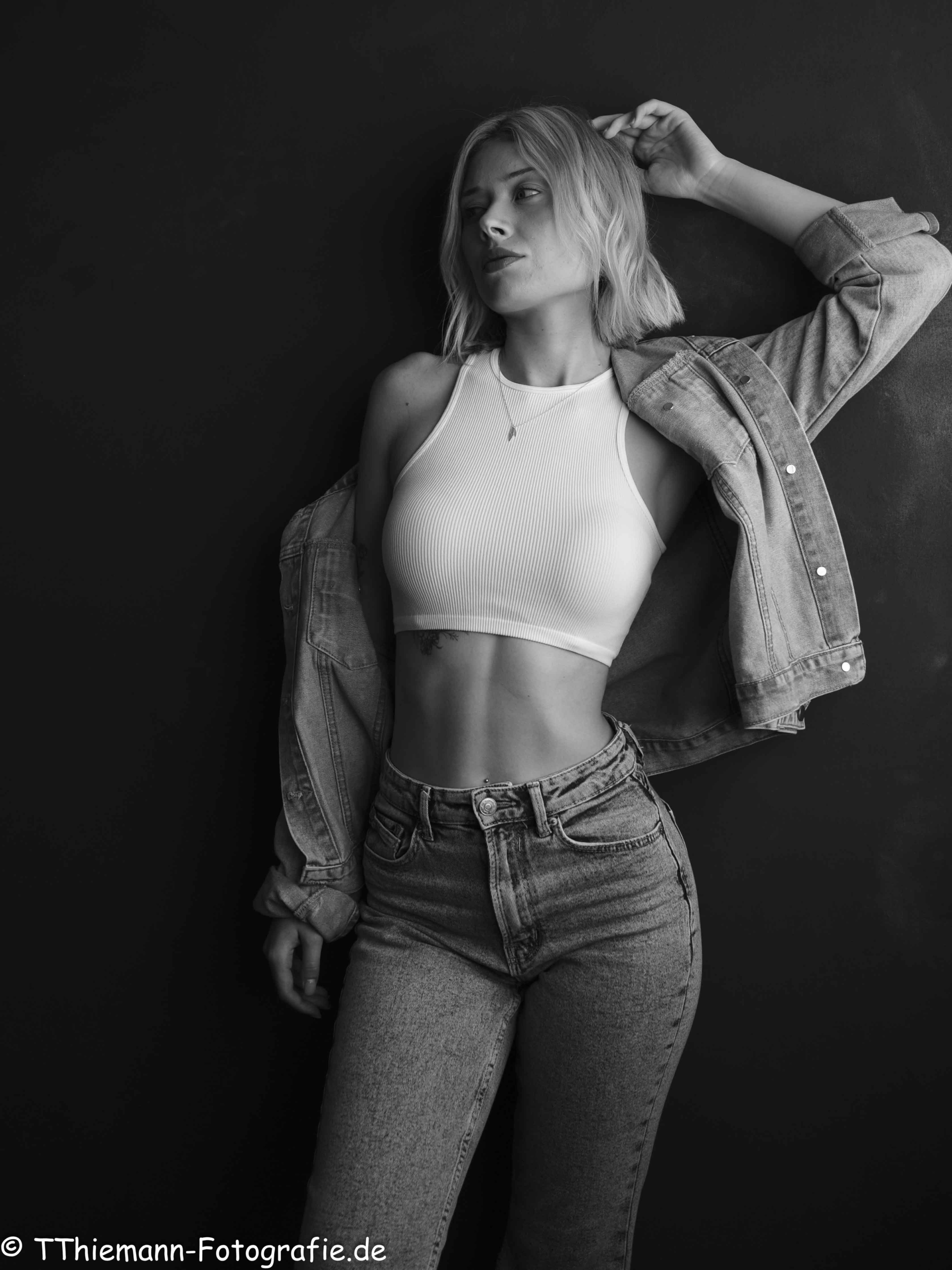 Portraits Fotografie Modell Marie-Denise im Jeansanzug in schwarzweiß fotografiert