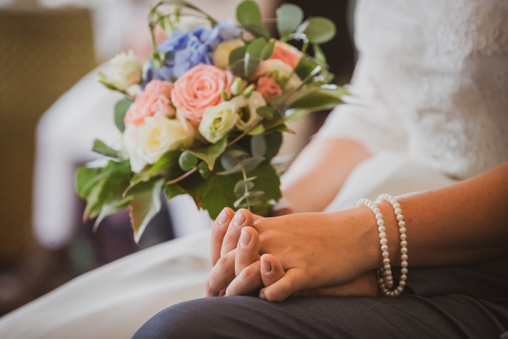 Hochzeit Hände mit Blumenstrauß