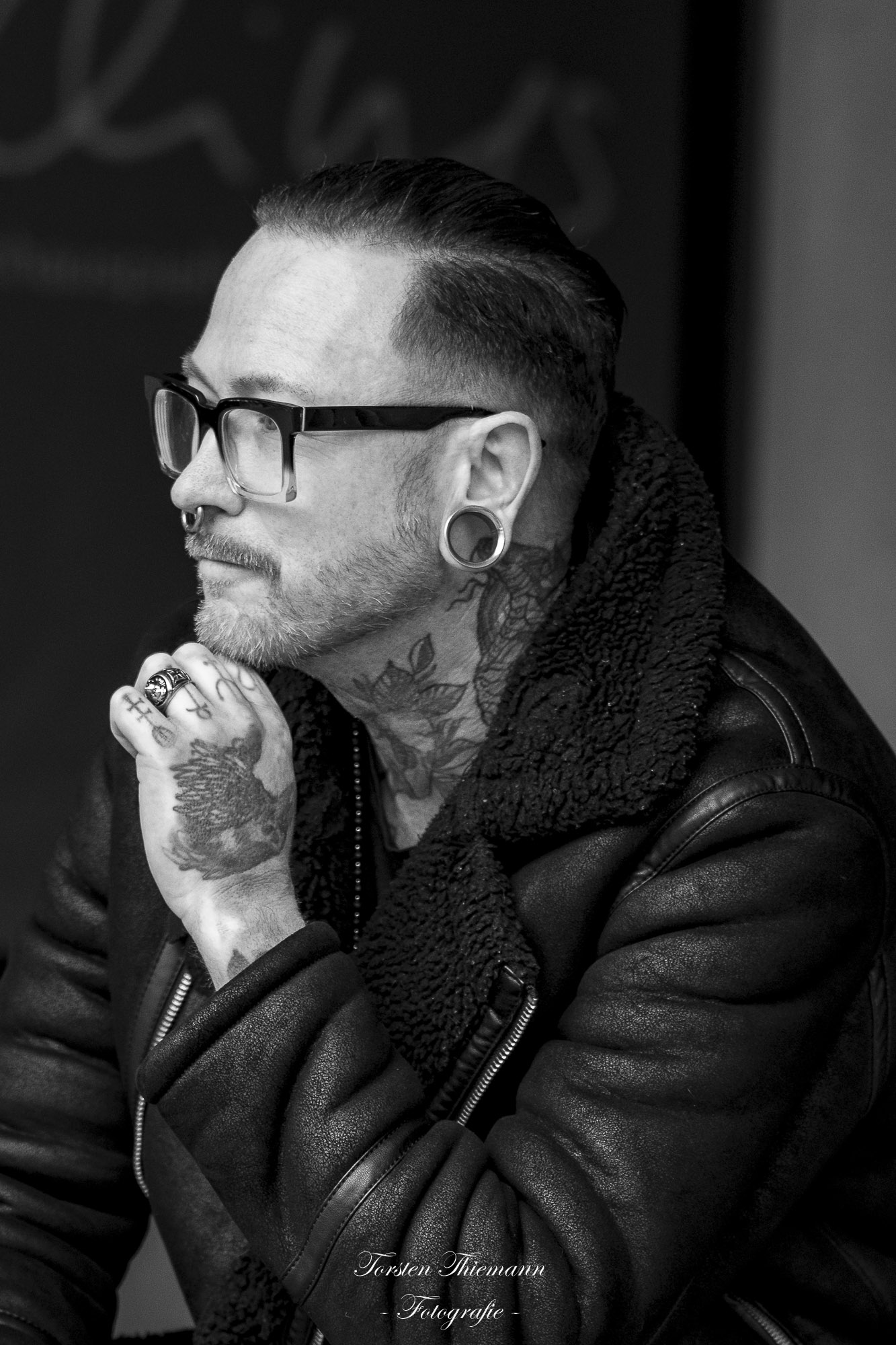 Männliches Modell mit Tattoos