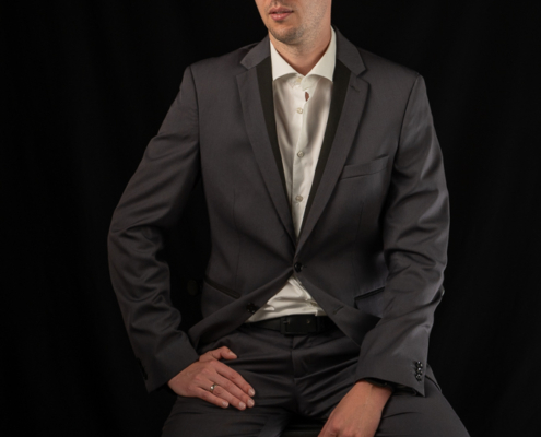Businessportraits von einem jungen Mann vor schwarzem Hintergrund