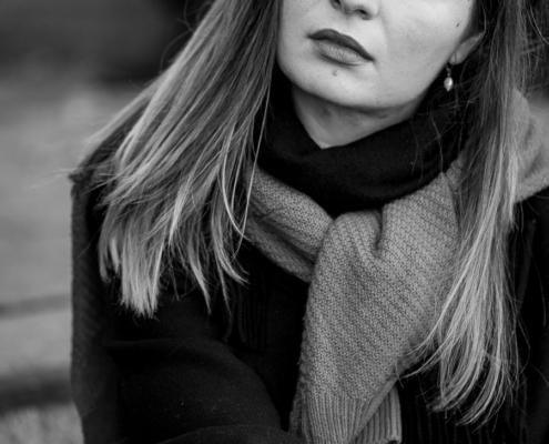 Portraitsaufnahmen in schwarzweiß von einer jungen Frau mit lagen dunklen Haaren