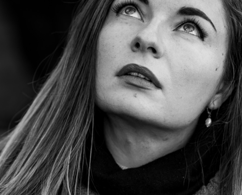 Portraitsaufnahmen in schwarzweiß von einer jungen Frau mit lagen dunklen Haaren