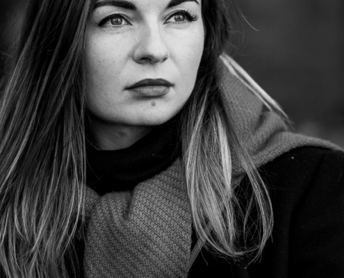 Portraitsaufnahmen in schwarzweiß von einer jungen Frau mit lagen dunklen Haaren