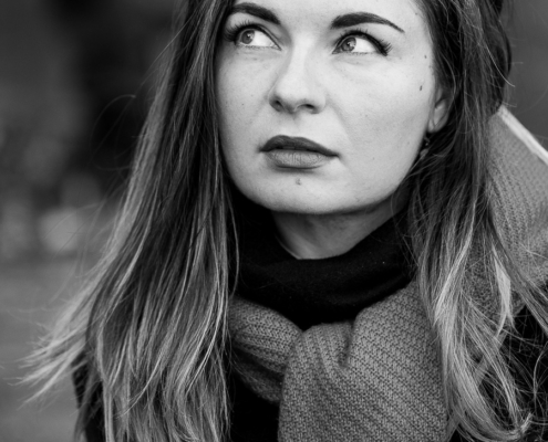 Portraitsaufnahmen in schwarzweiß von einer jungen Frau mit lagen dunklen Haaren