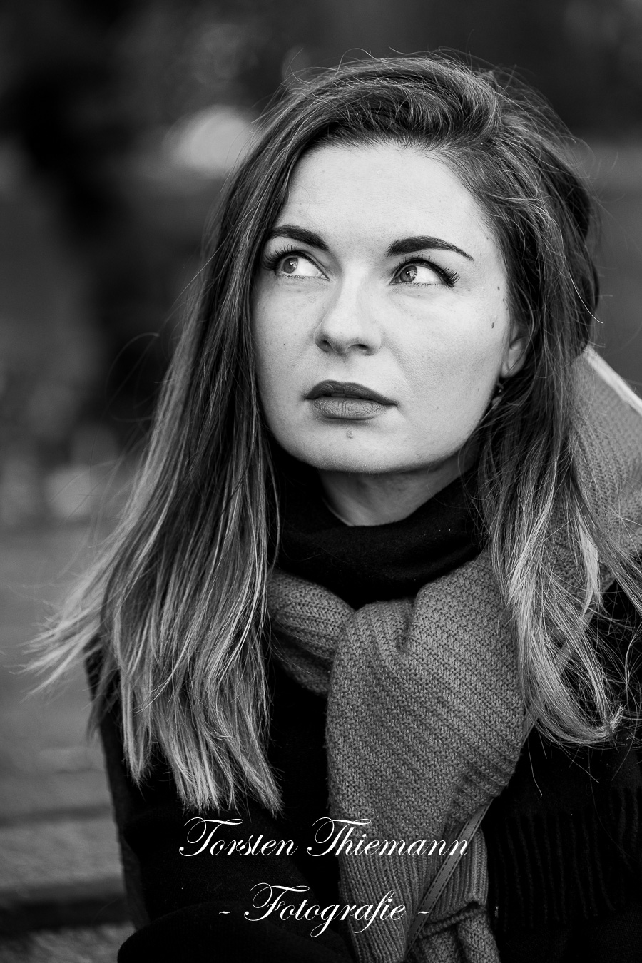 Portraitsaufnahmen in schwarzweiß von einer jungen Frau mit lagen dunklen Haaren