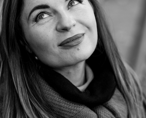 Portraitsaufnahmen in schwarzweiß von einer jungen Frau mit lagen dunklen Haaren