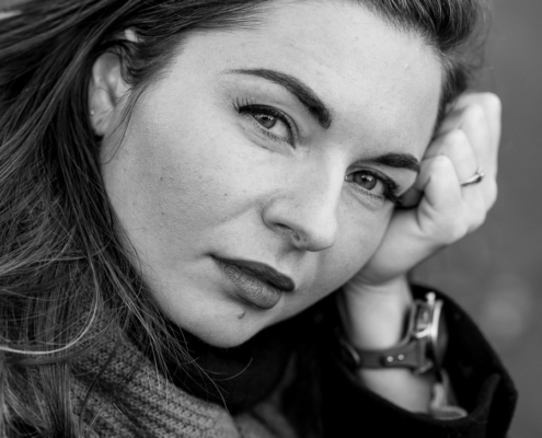 Portraitsaufnahmen in schwarzweiß von einer jungen Frau mit lagen dunklen Haaren