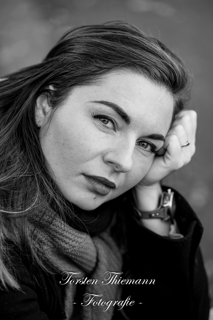 Portraitsaufnahmen in schwarzweiß von einer jungen Frau mit lagen dunklen Haaren