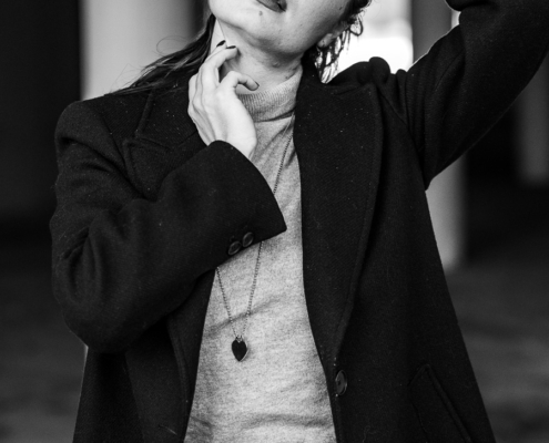 Portraitsaufnahmen in schwarzweiß von einer jungen Frau mit lagen dunklen Haaren