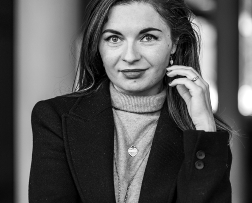 Portraitsaufnahmen in schwarzweiß von einer jungen Frau mit lagen dunklen Haaren