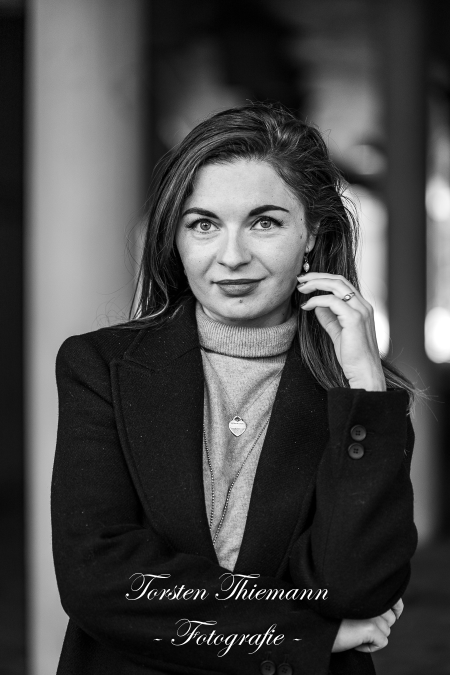 Portraitsaufnahmen in schwarzweiß von einer jungen Frau mit lagen dunklen Haaren