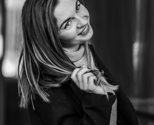 Portraitsaufnahmen in schwarzweiß von einer jungen Frau mit lagen dunklen Haaren