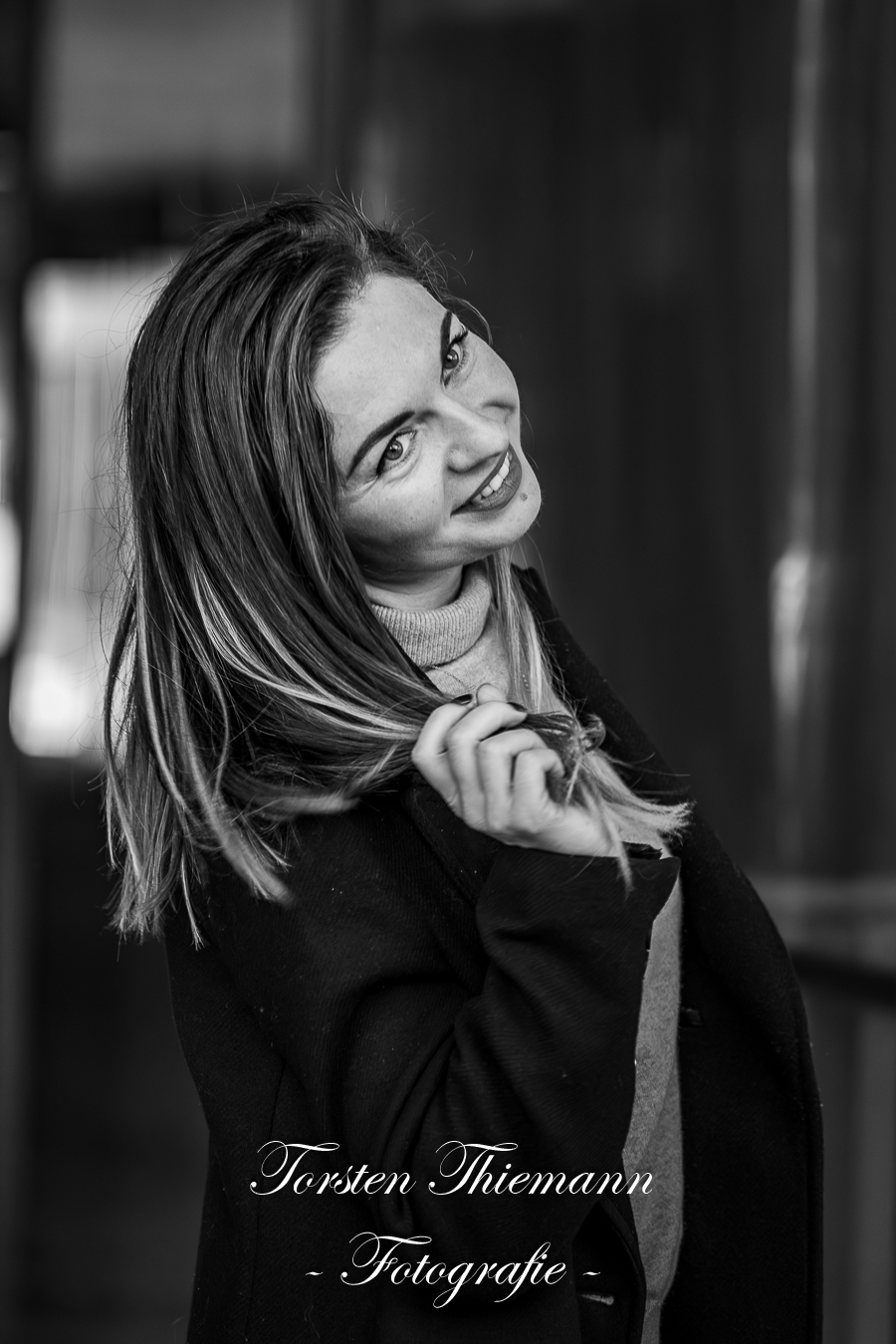 Portraitsaufnahmen in schwarzweiß von einer jungen Frau mit lagen dunklen Haaren