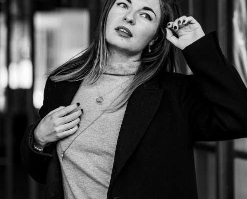 Portraitsaufnahmen in schwarzweiß von einer jungen Frau mit lagen dunklen Haaren