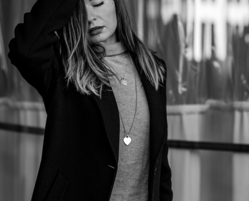 Portraitsaufnahmen in schwarzweiß von einer jungen Frau mit lagen dunklen Haaren