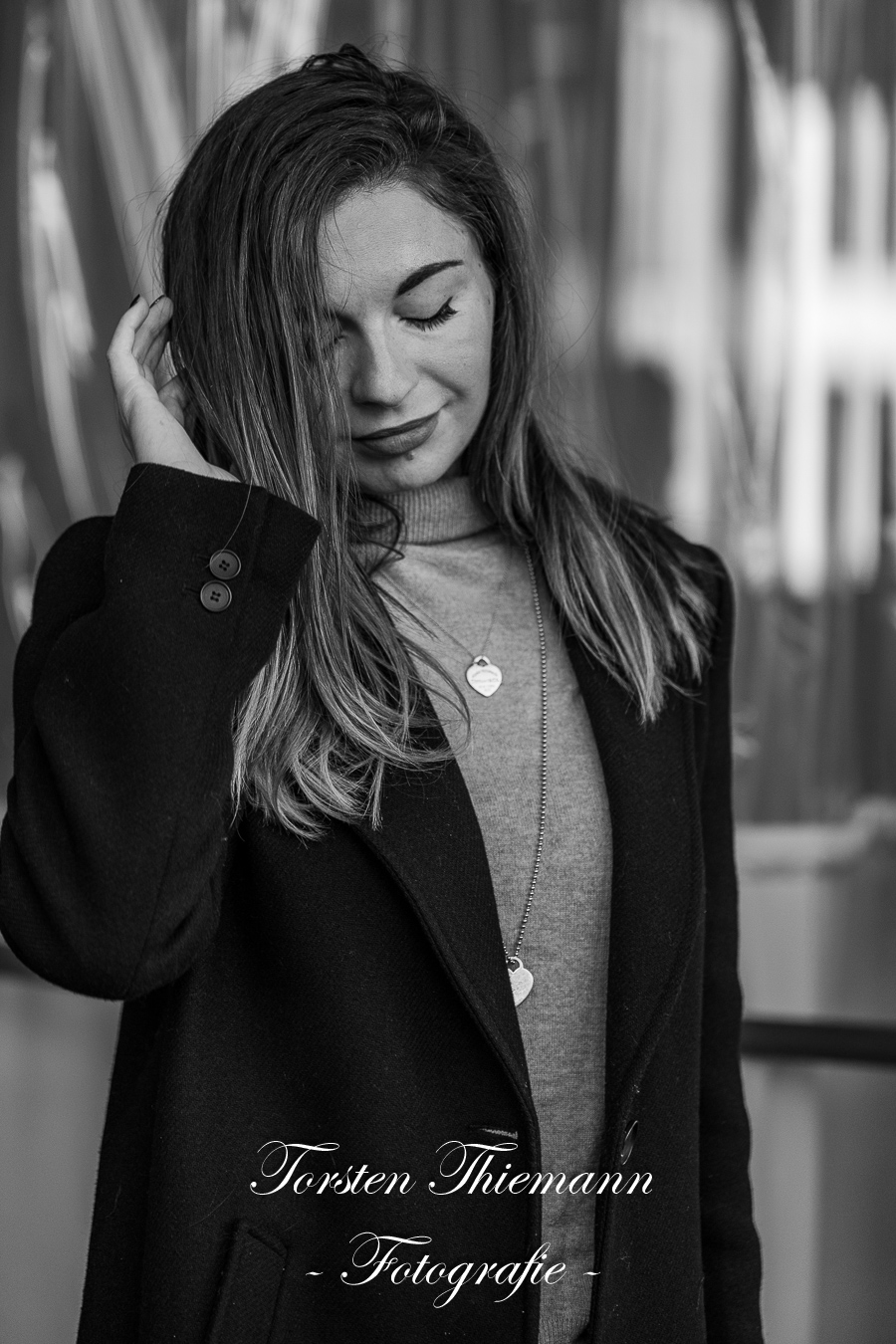 Portraitsaufnahmen in schwarzweiß von einer jungen Frau mit lagen dunklen Haaren