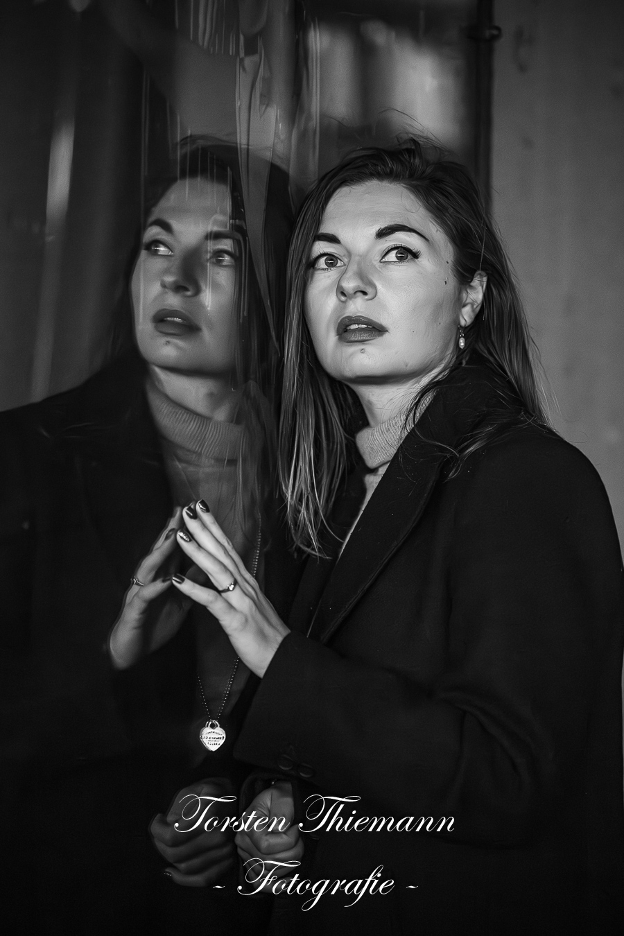 Portraitsaufnahmen in schwarzweiß von einer jungen Frau mit lagen dunklen Haaren