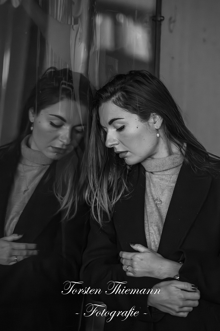 Portraitsaufnahmen in schwarzweiß von einer jungen Frau mit lagen dunklen Haaren